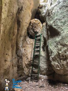 Escaleras para subir diferentes niveles por el barranco