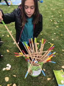 Jugando a El Cuco Kiko gigante de Haba