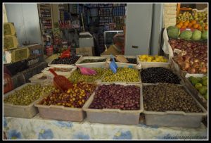 aceitunas en el zoco de asilah
