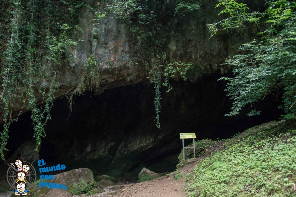 Entrada a la Cueva del Valle