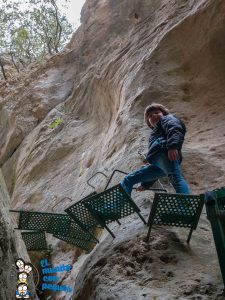 subida de los escalones para superar los desniveles del barranco